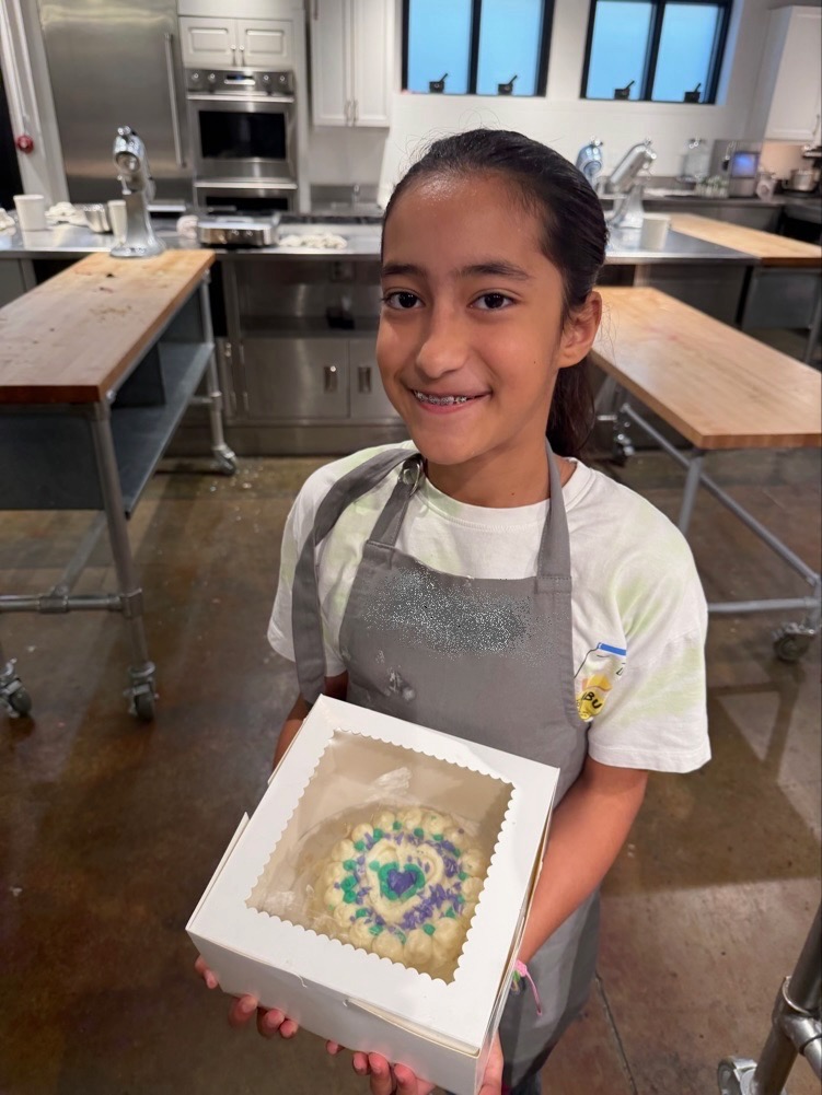 Hanna Nagpal holding a beautifully decorated cake